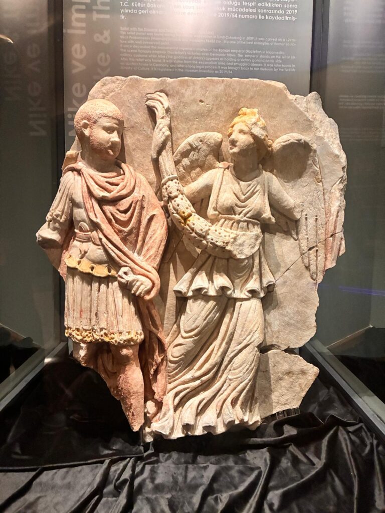 İmparator ve Nike Rölyefi