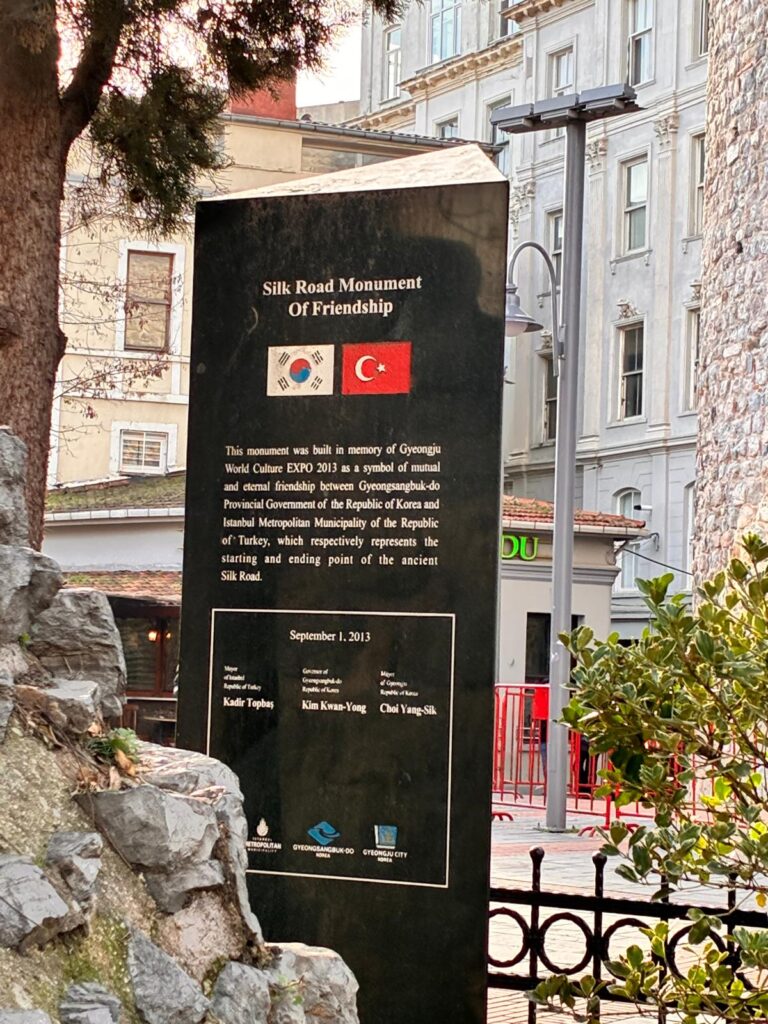 İpek Yolu Dostluk Anıtı (İngilizce)