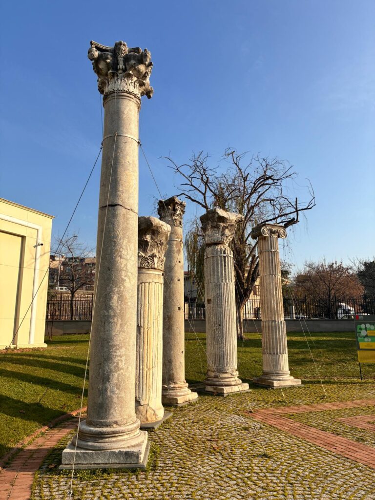 Müze Bahçesindeki İon ve Korinth Sütunlar