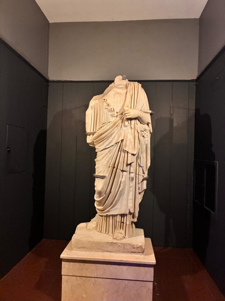 Tanrıça Athena Heykeli