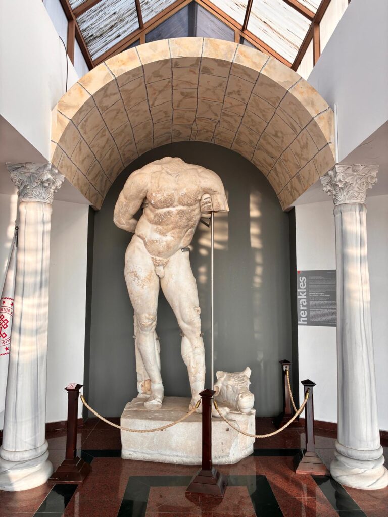 Yorgun Herakles Heykeli